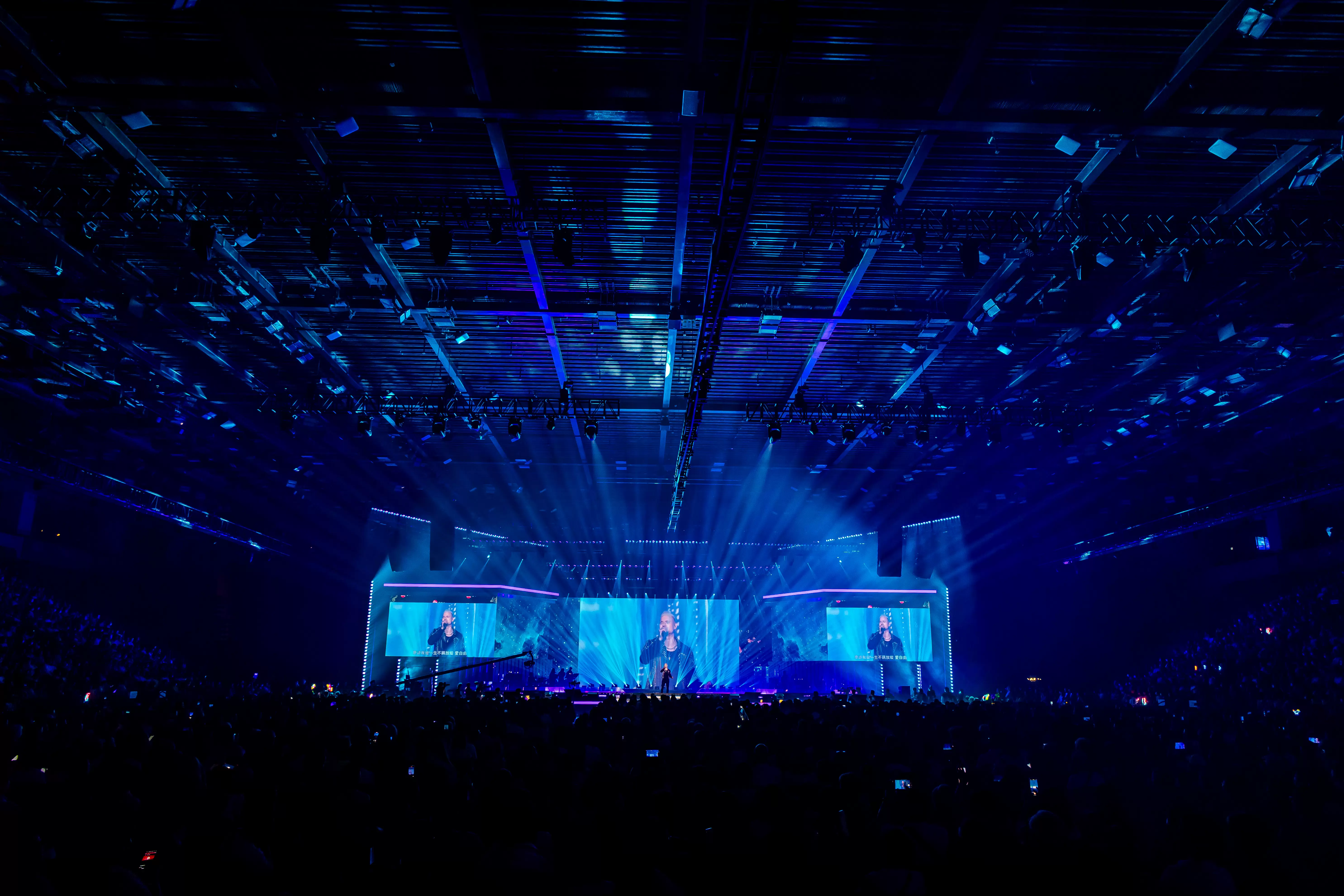 3,000 to 20,000 people